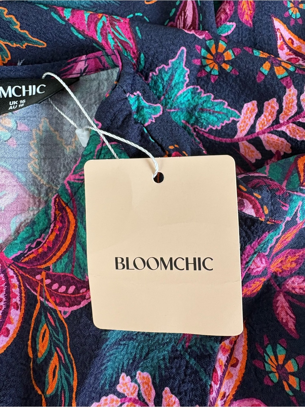 NWT BloomChic Tropical Print Flutter Sleeve Blouse Keyhole Size 12 Dark Tropical - Picture 3 of 9
